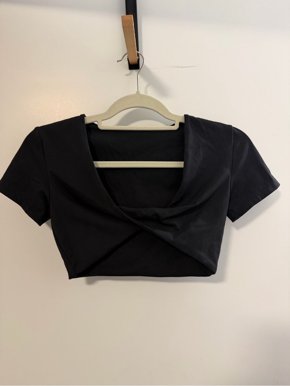 PcheeBum Black Short Sleeve Twist Front Crop Top